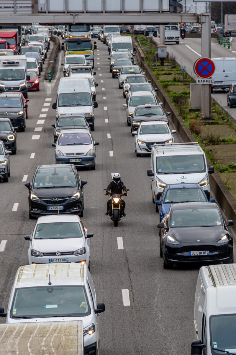 korek motocykl między autami wyprzedzanie