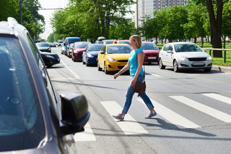pieszy kobieta zebra przejście auta
