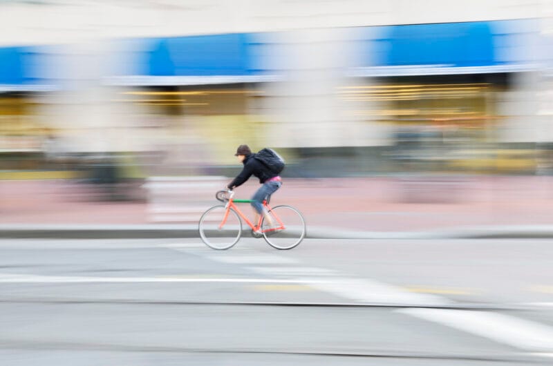 rowerzysta ścieżka obok droga