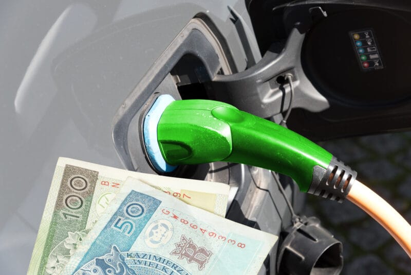ładowarka auto elektryczne pieniądzie