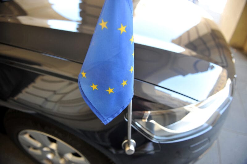 flaga UE samochód dyplomata