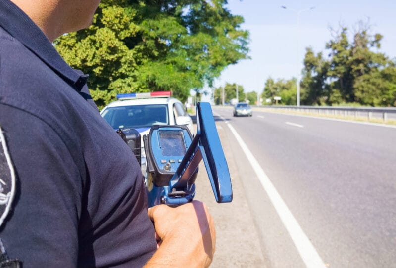 policjant zagranica miernik laserowy