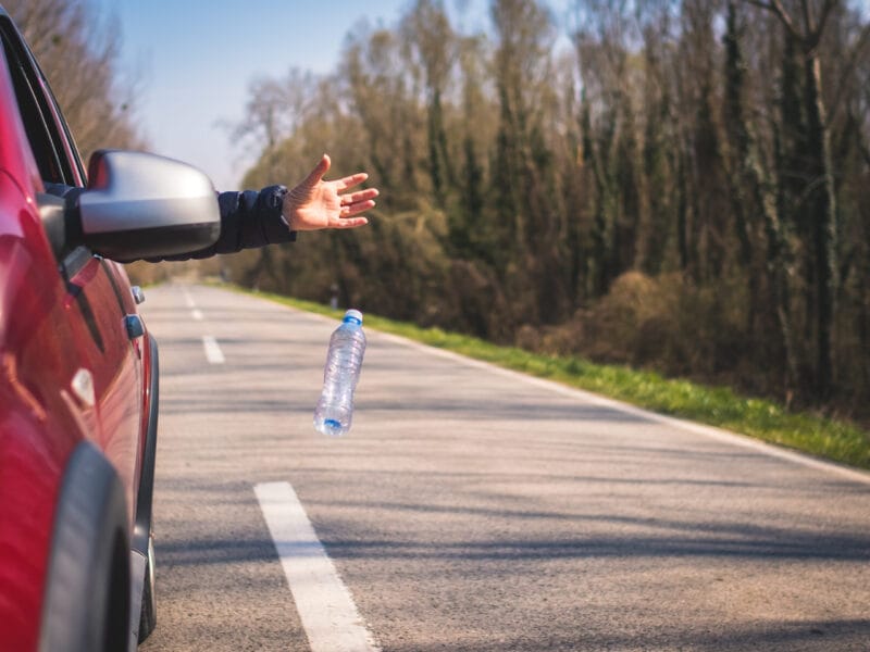 auto śmieci kierowca droga butelka