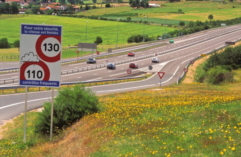 autostrada Francja znak ograniczenia szybkości deszcz mokra nawierzchnia