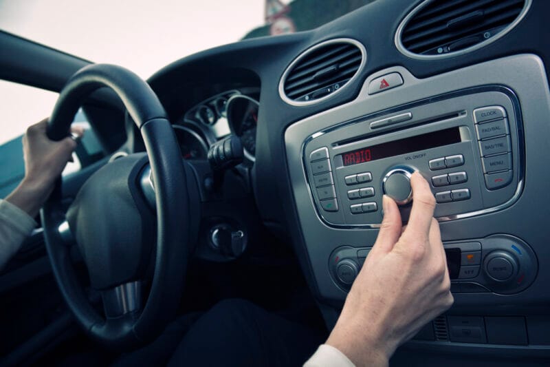radio samochód głośność audio