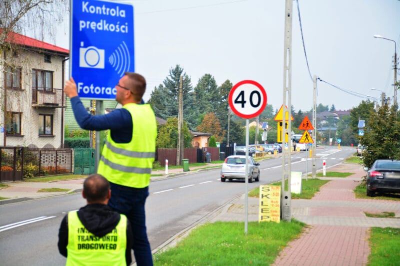 znak kontrola prędkości montaż
