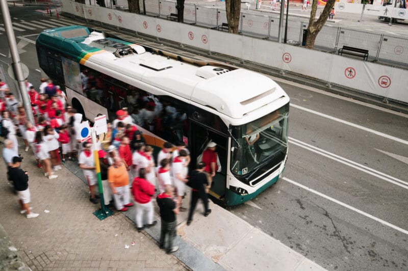 autobus linia ciągła przystanek pasażerowie