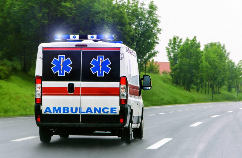 ambulans na sygnale kogut karetka