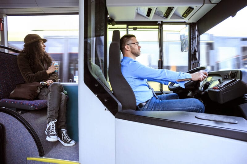 kierowca autobus komunikacja publiczna miasto