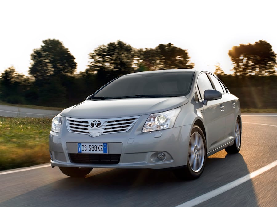 Toyota Avensis przód