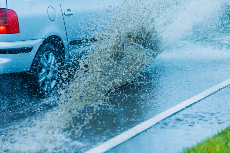 kałuża woda auto deszcz