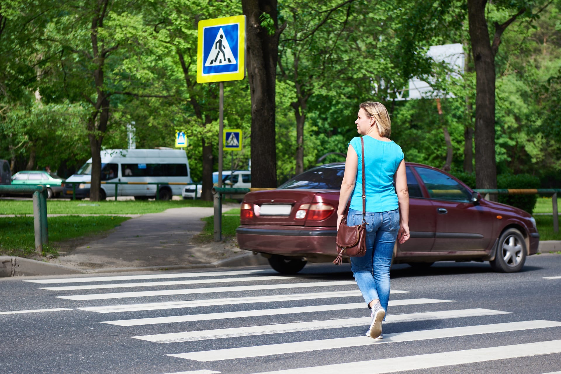 przejście dla pieszych kobieta auto
