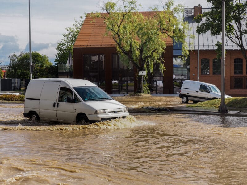 woda ulica auto zalane
