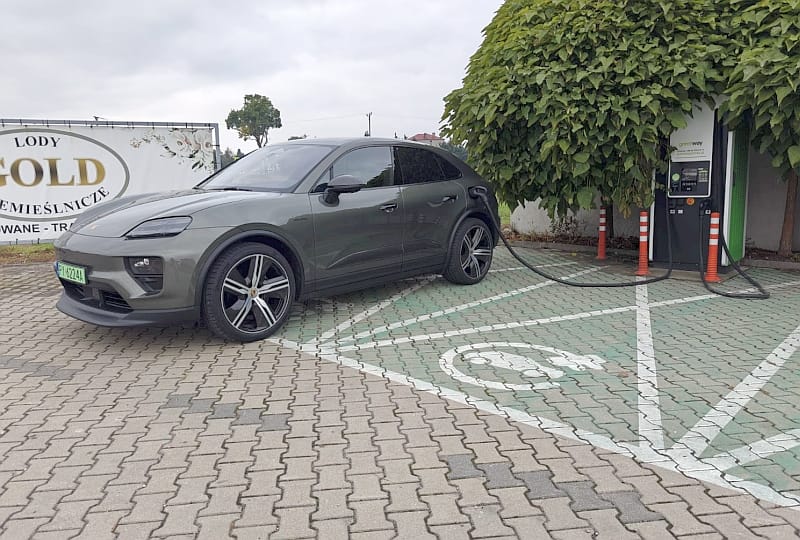 2024 nowe Porsche Macan 4S EV - ładowanie