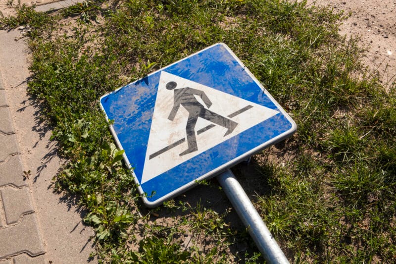 znak przejście dla pieszych uszkodzony