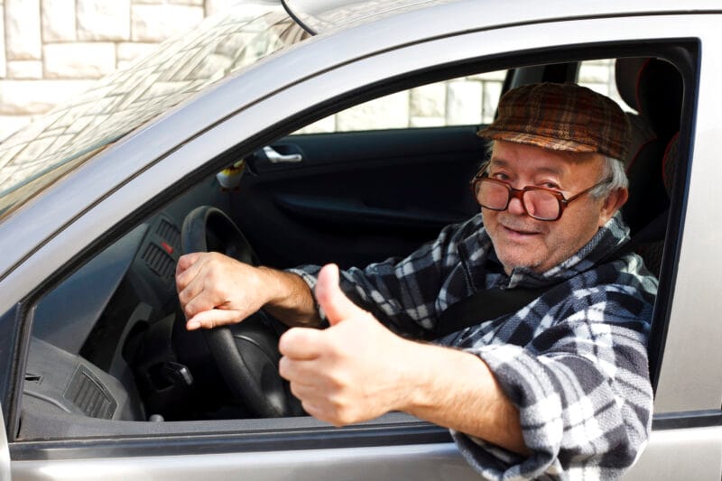 starszy mężczyzna kierowca auto