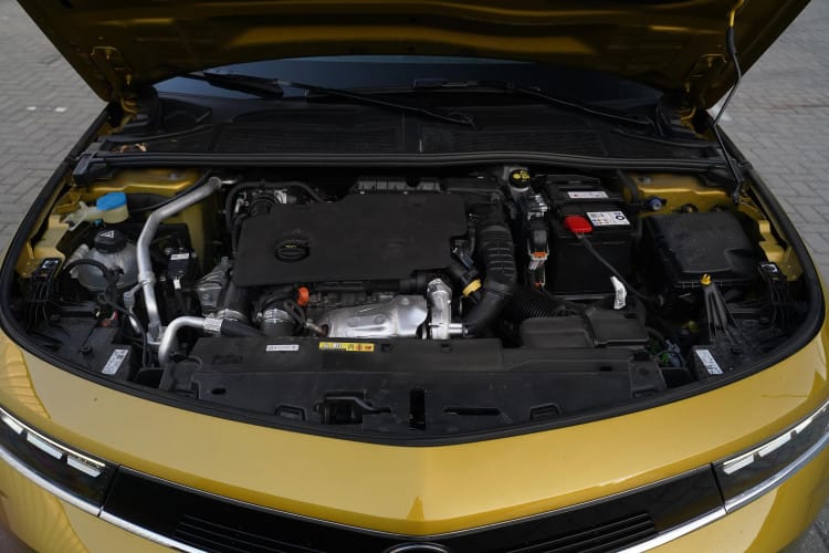 Opel Astra L silnik