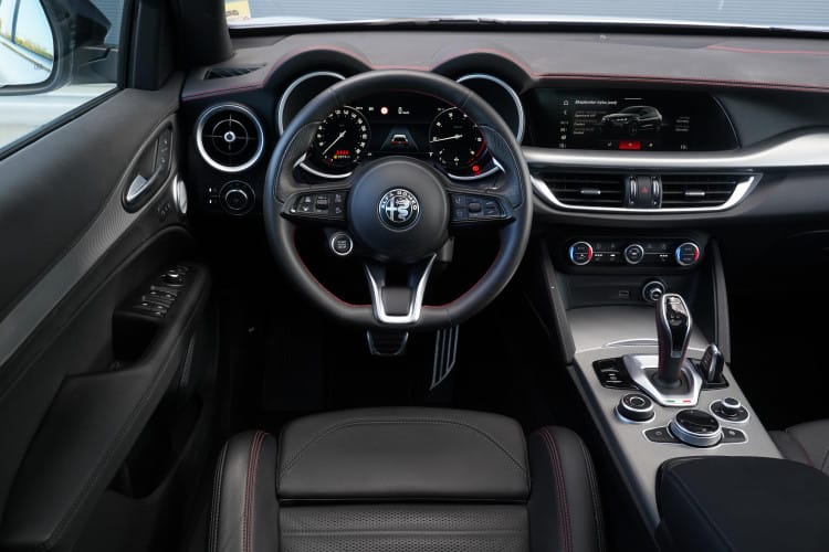 Alfa Romeo Stelvio wnętrze