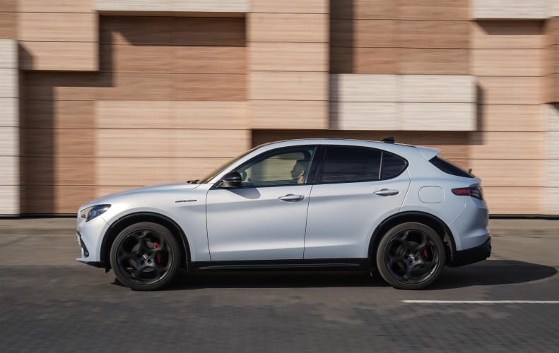 Alfa Romeo Stelvio bok