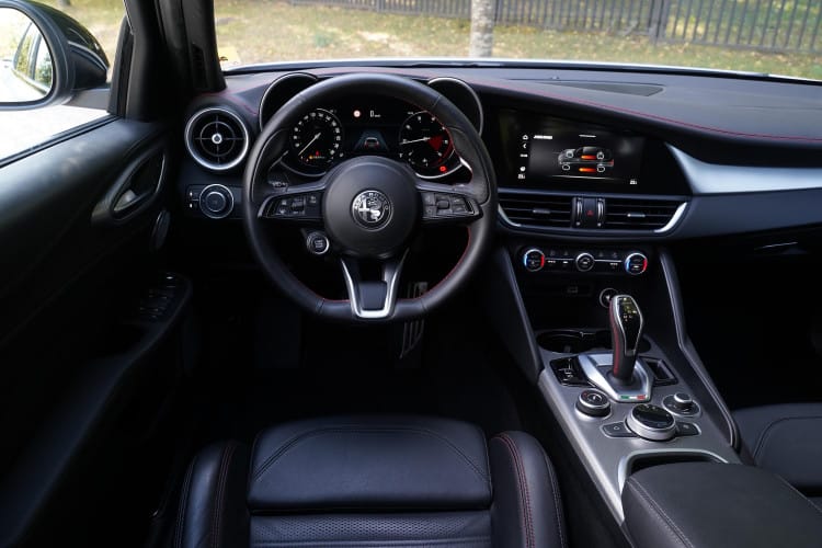 Alfa Romeo Giulia 2.0 T wnętrze