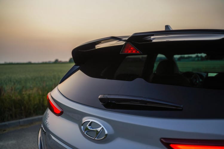 Hyundai Kona N detal spoiler dachowy światło