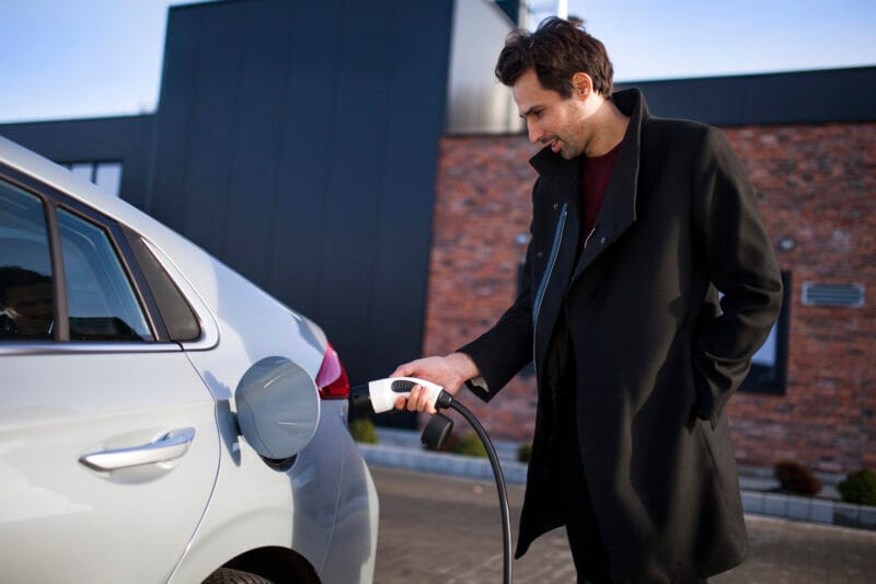 auto elektryczne kierowca ładowarka