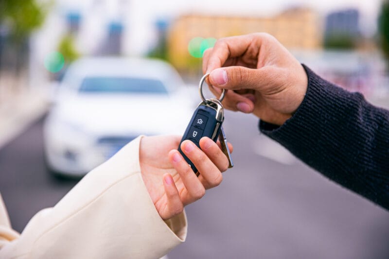 ręce kluczyki przekazywanie pożyczenie auto