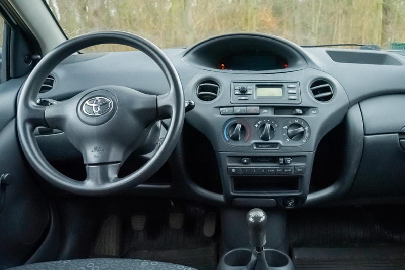 Toyota Yaris I wnętrze