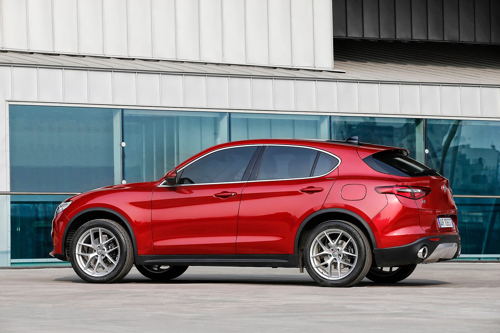 Alfa Romeo Stelvio bok
