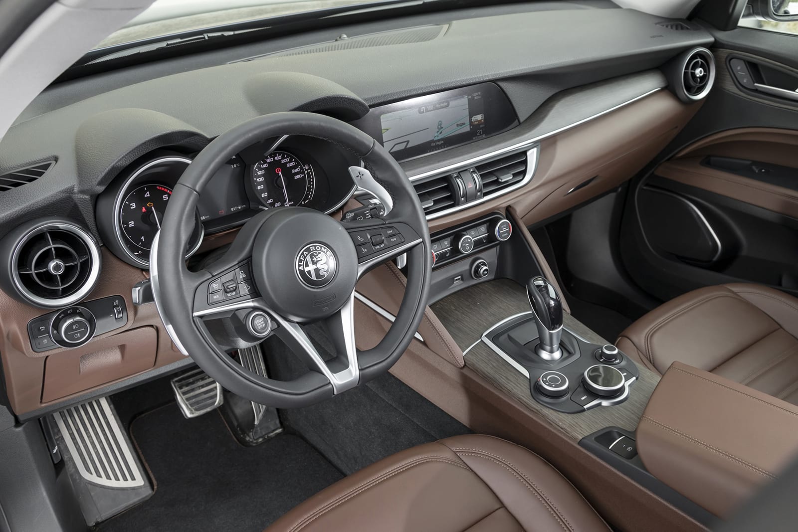 Alfa Romeo Stelvio deska rozdzielcza