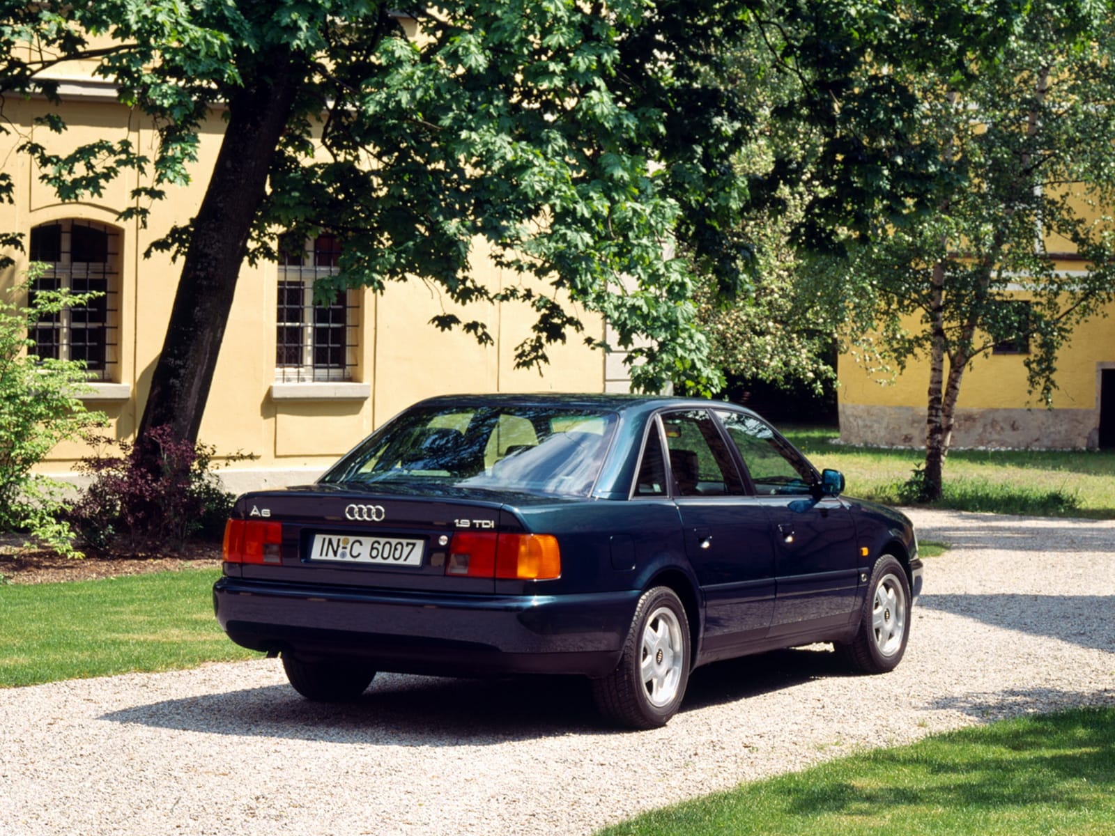 Audi A6 C4 tył sedan