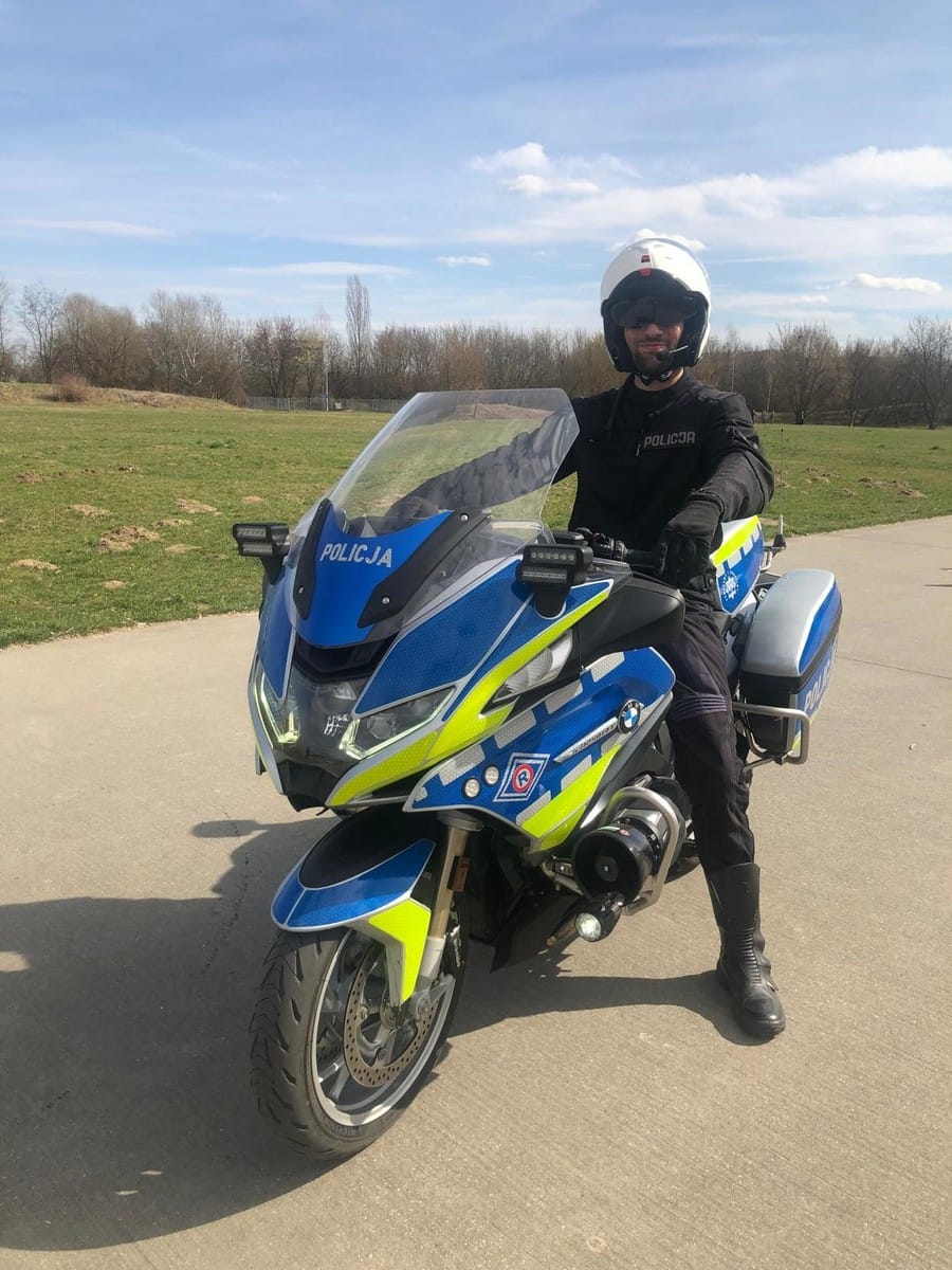 policjant na motocyklu