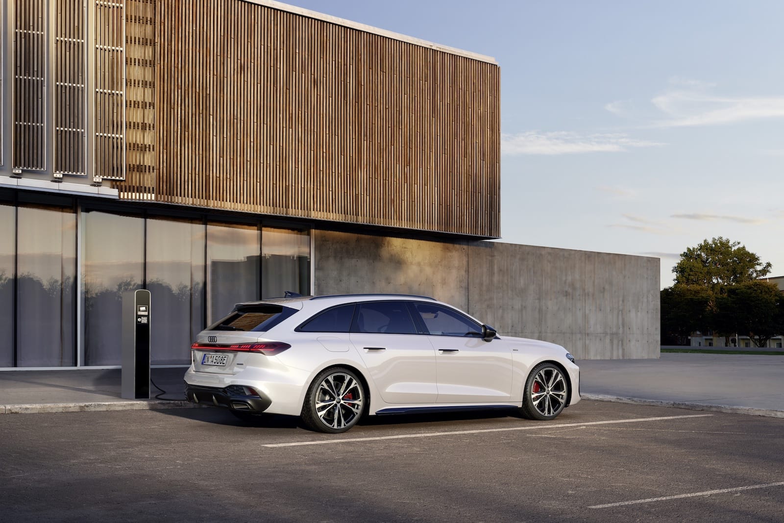 Audi A5 Avant e-hybrid bok