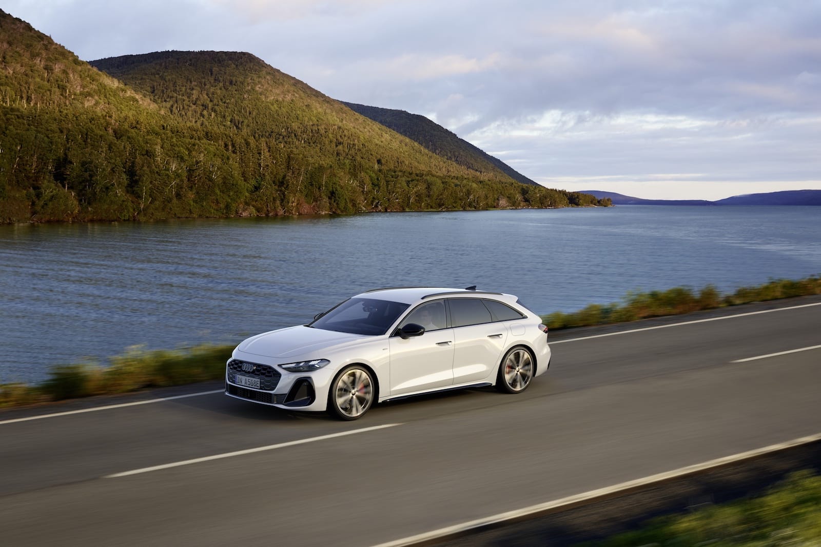 Audi A5 Avant e-hybrid bok