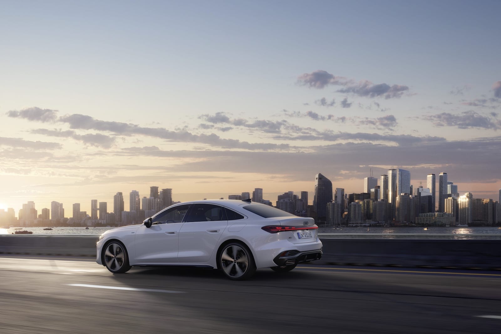 Audi A5 Sedan e-hybrid tył bok