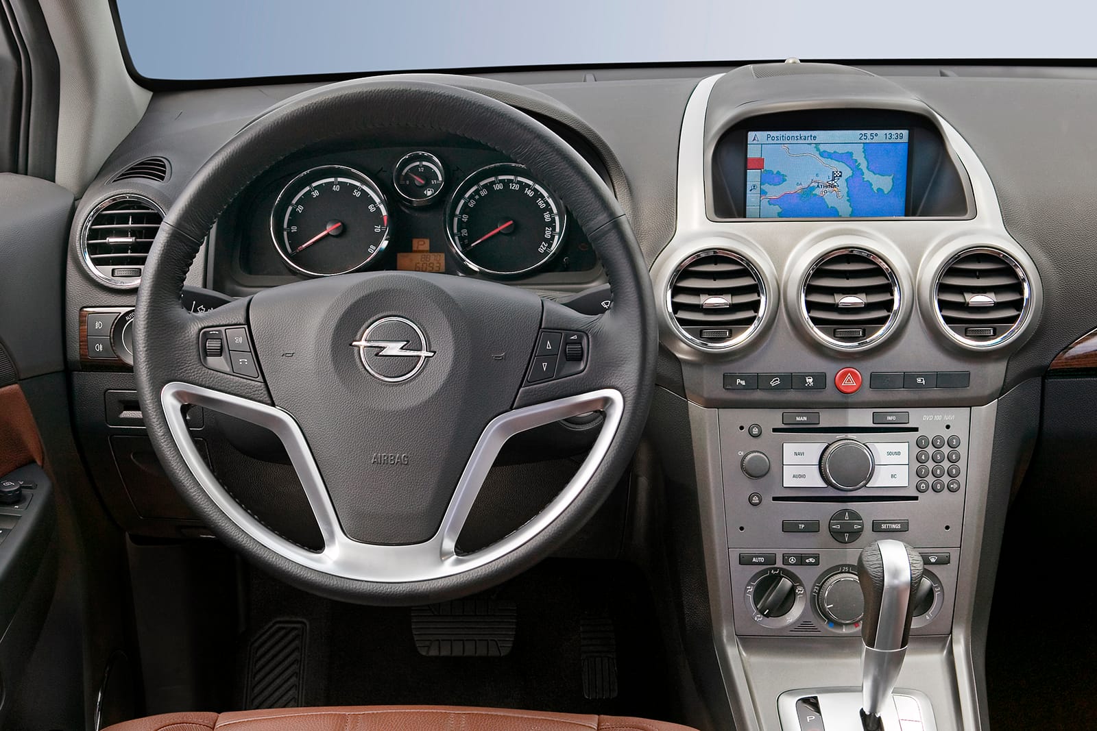 Opel Antara środek