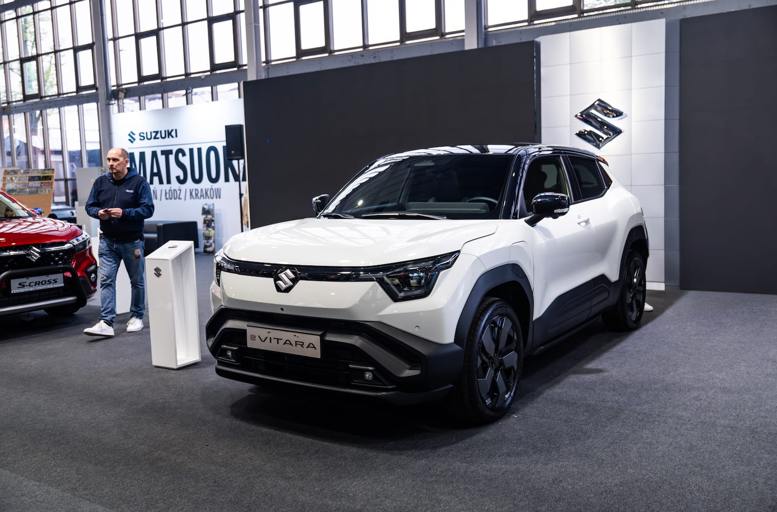 Suzuki e Vitara przód