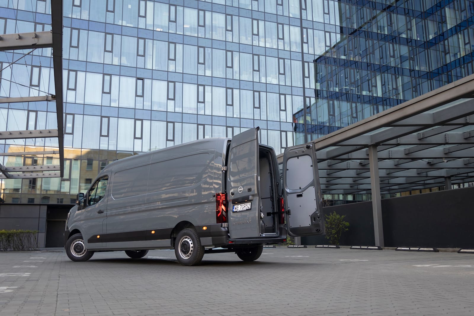 Nissan Interstar tył