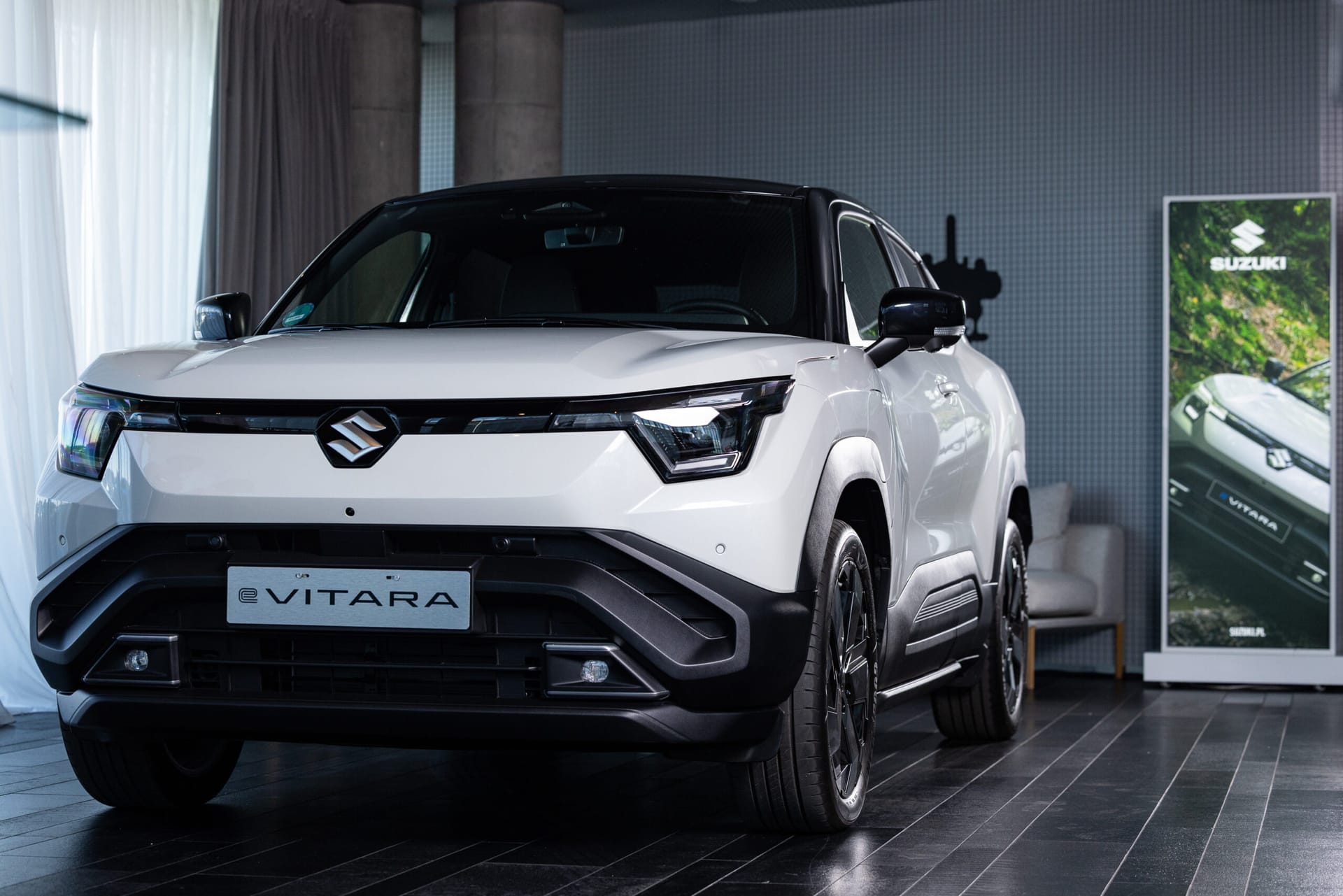 Suzuki e Vitara przód