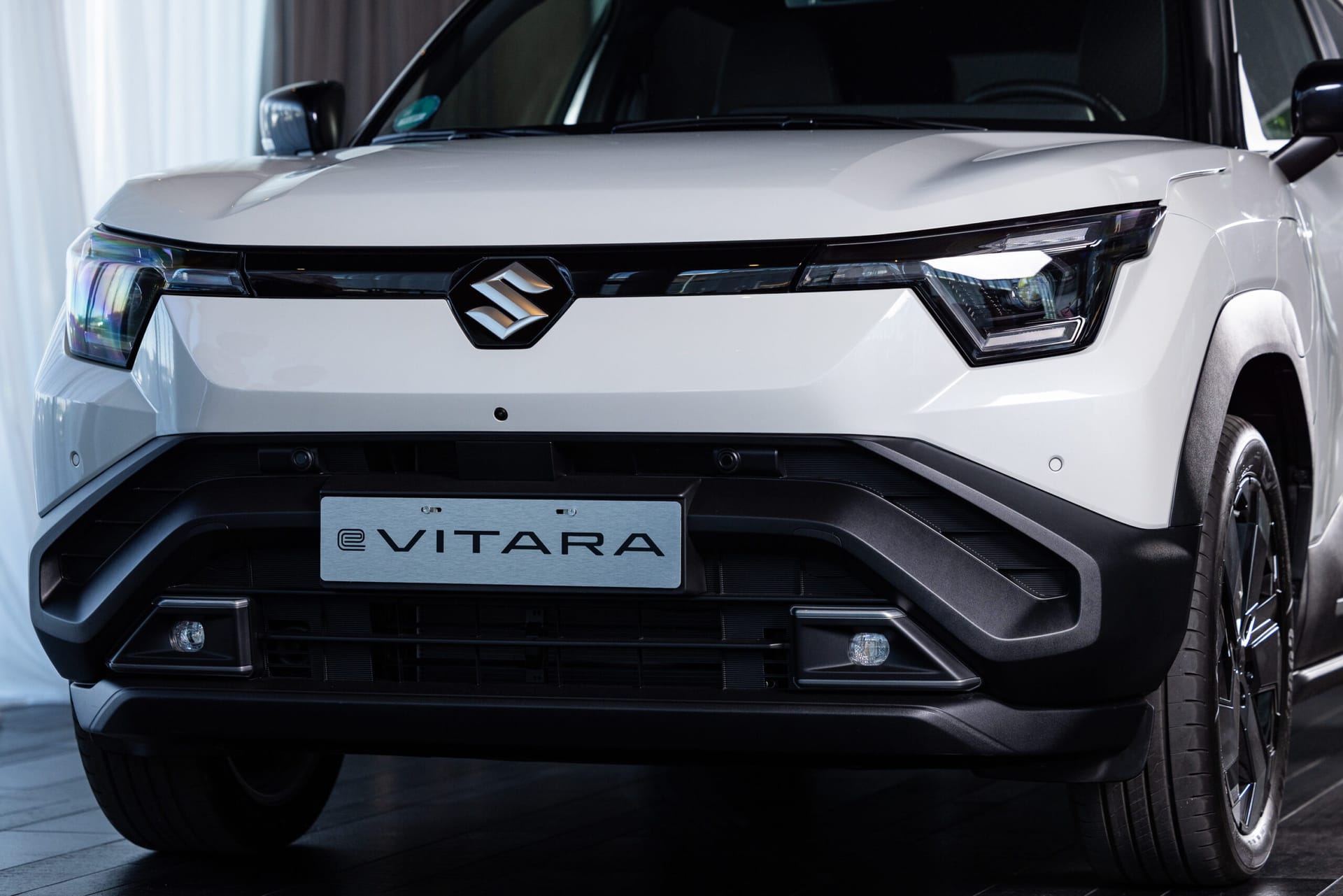 Suzuki e Vitara przód