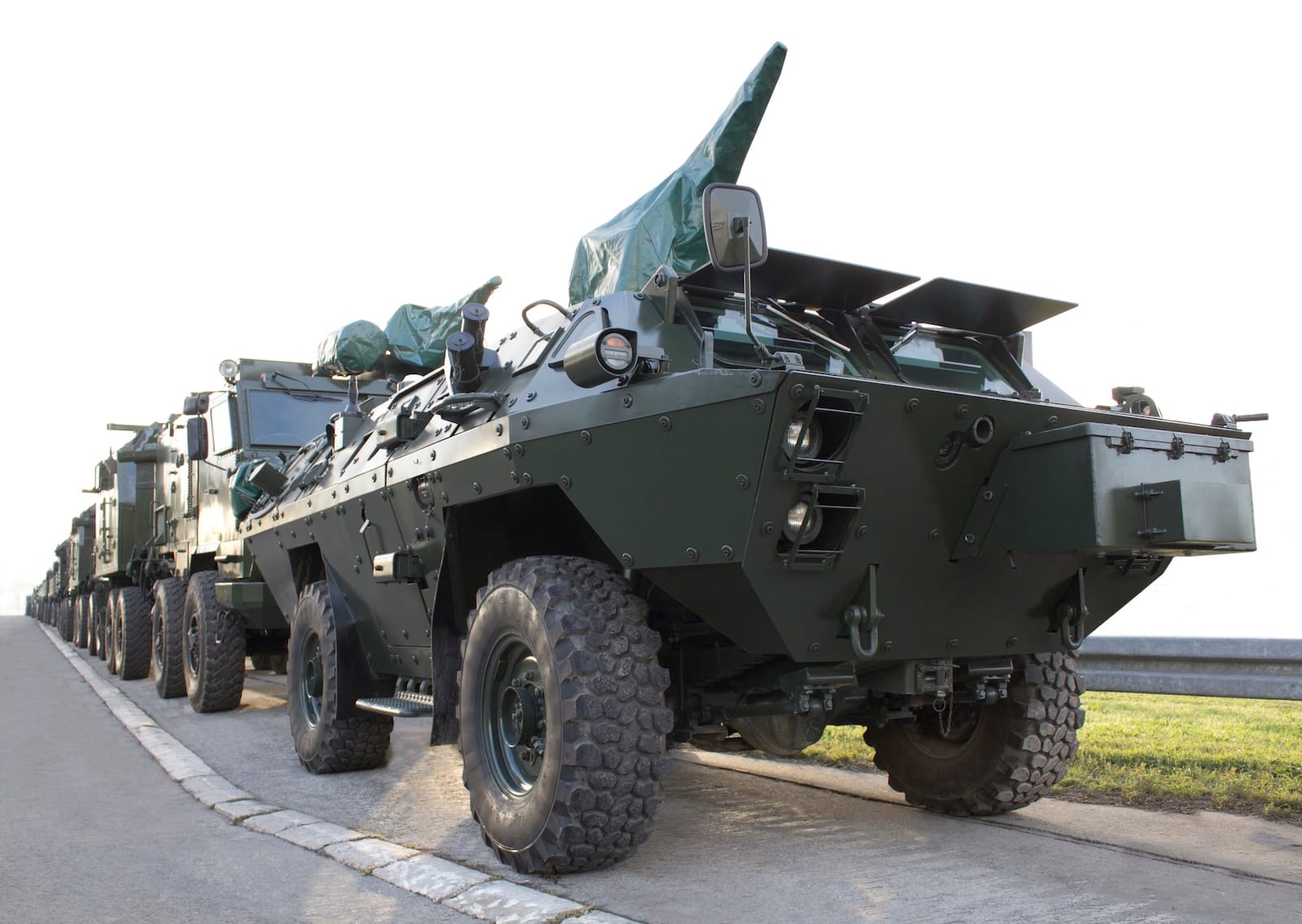 pojazd militarny na drodze
