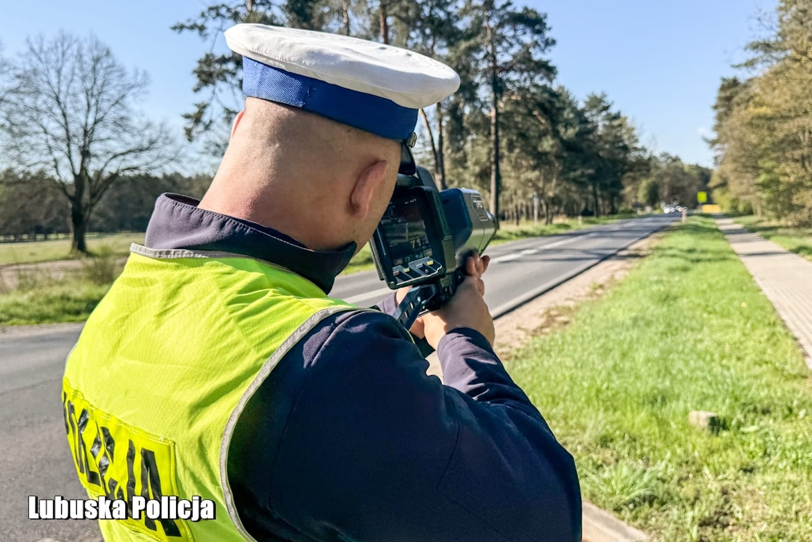 laser miernik policjant