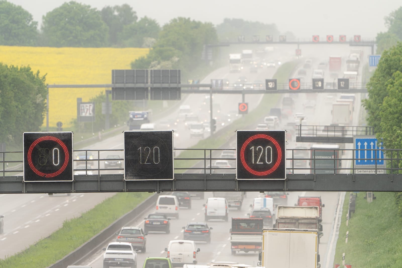 autostrada znaki mokra jezdnia