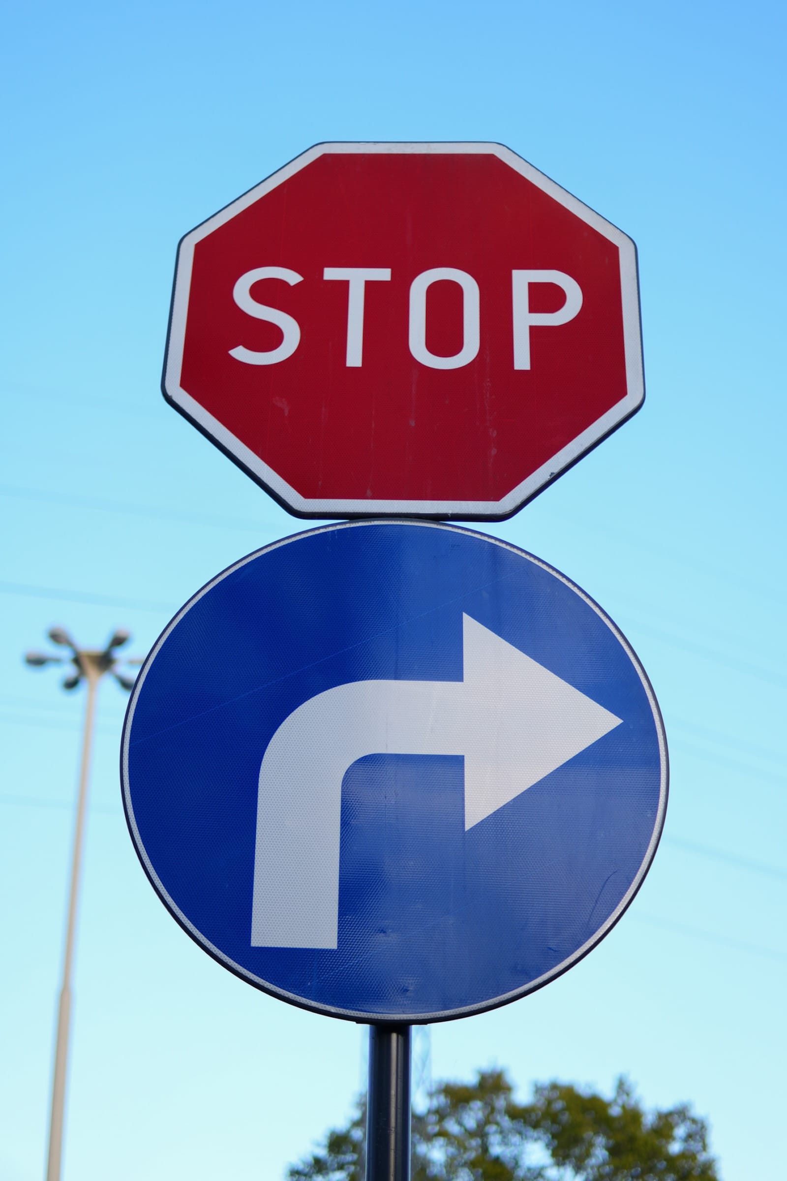 znak C-2; B-20 STOP