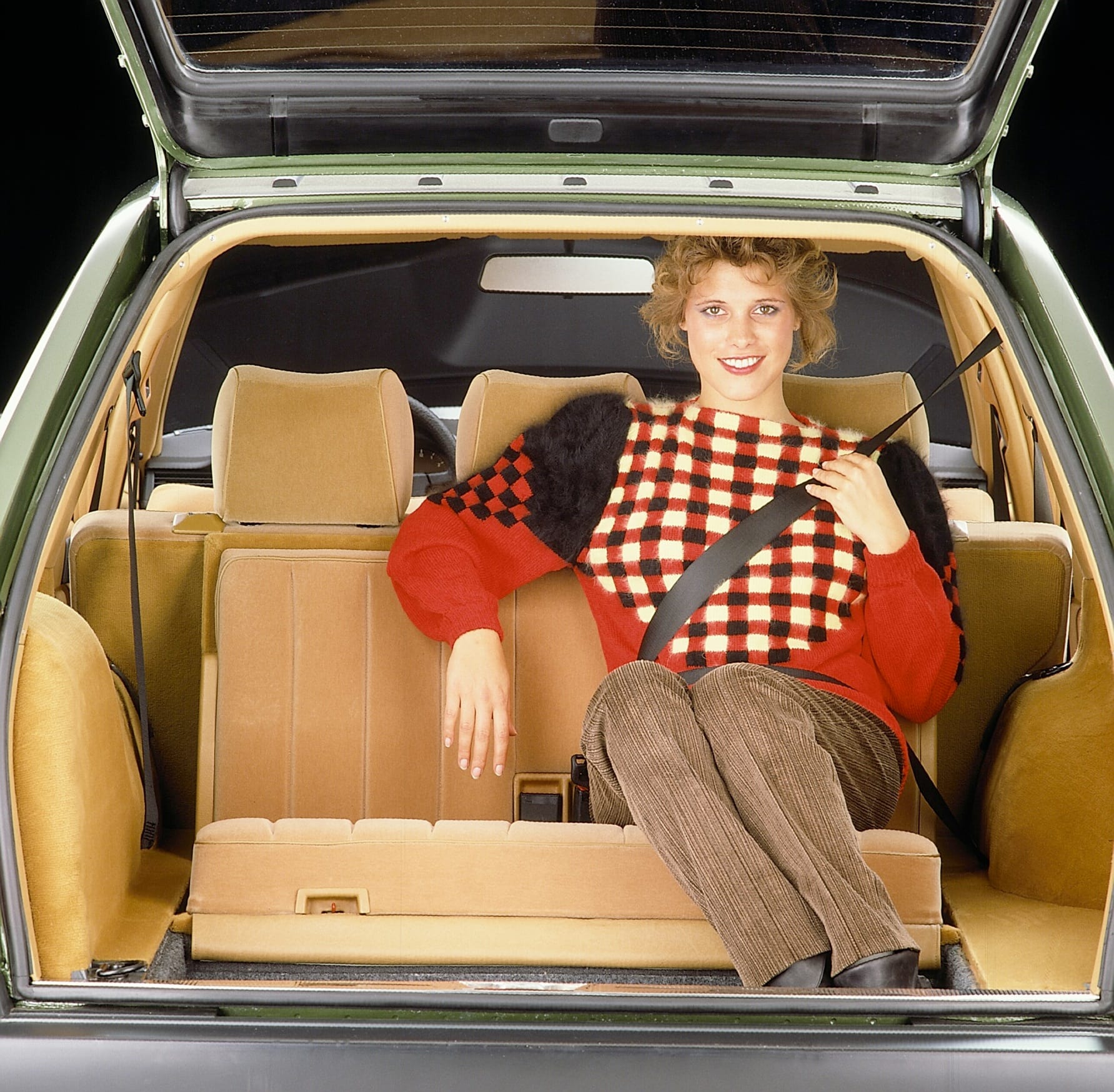 Mercedes-Benz T-Modell der Baureihe 124, Interieur. Dritte Sitzreihe im Laderaum. Foto aus dem Jahr 1985. 

Mercedes-Benz 124 model series estate, interior. Third row of seats in the luggage compartment. Photograph from 1985.