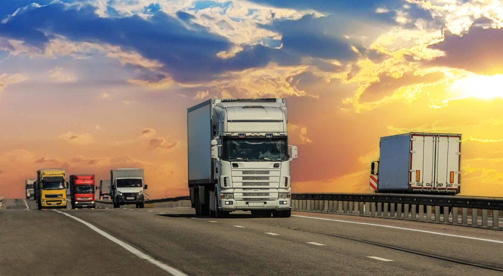 wyprzedzające się ciężarówki autostrada