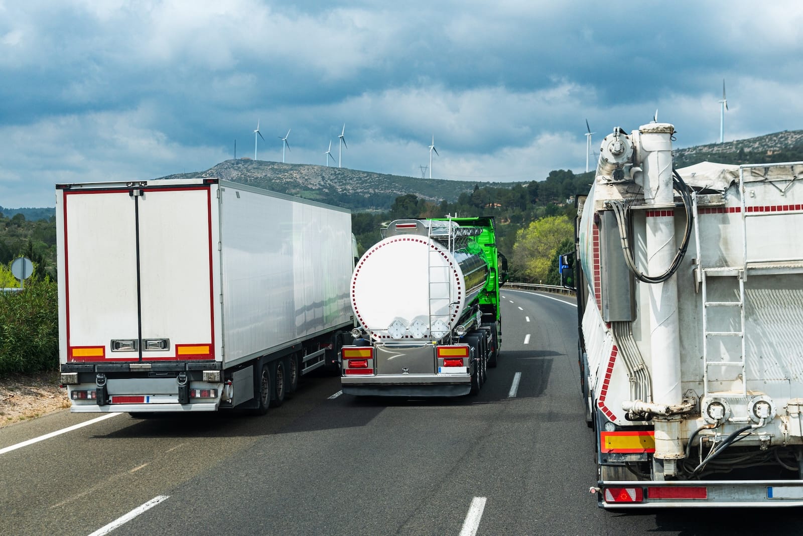 wyprzedzające się ciężarówki autostrada