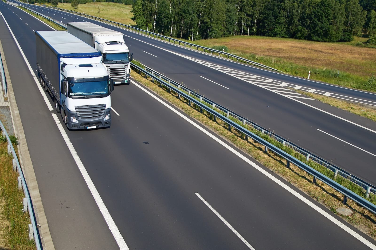 wyprzedzające się ciężarówki autostrada