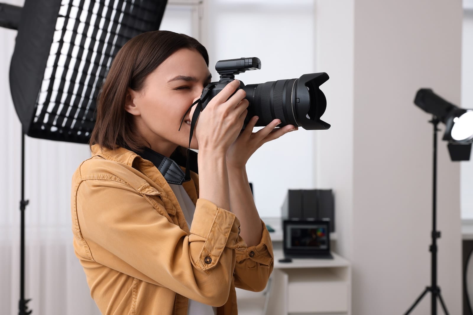 fotograf wykonuje zdjęcie