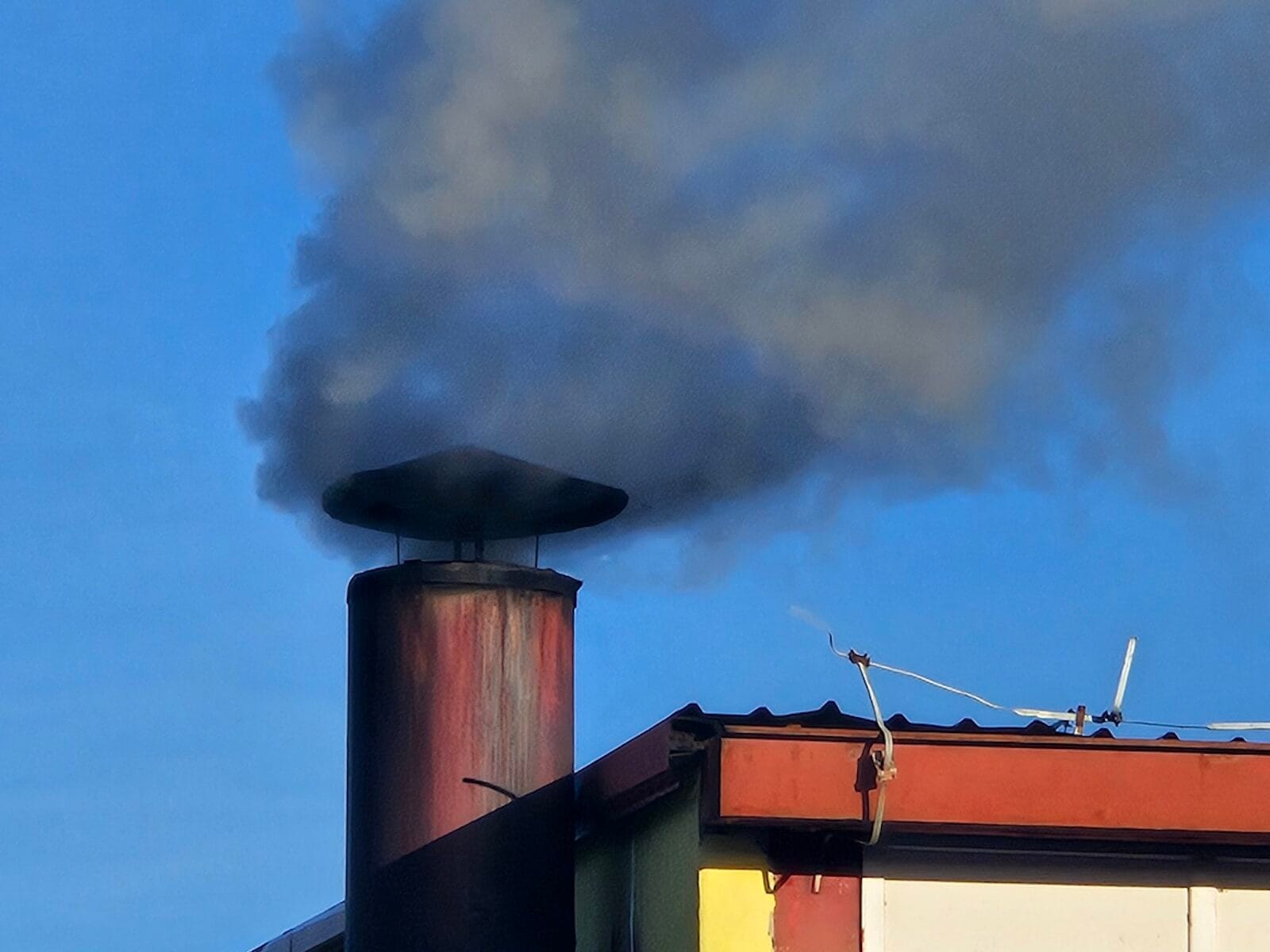 komin dym